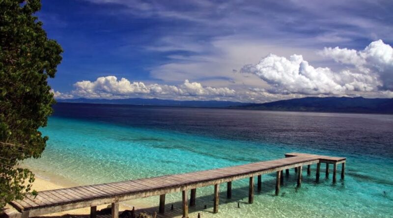 Keindahan Pantai Liang Maluku Tengah