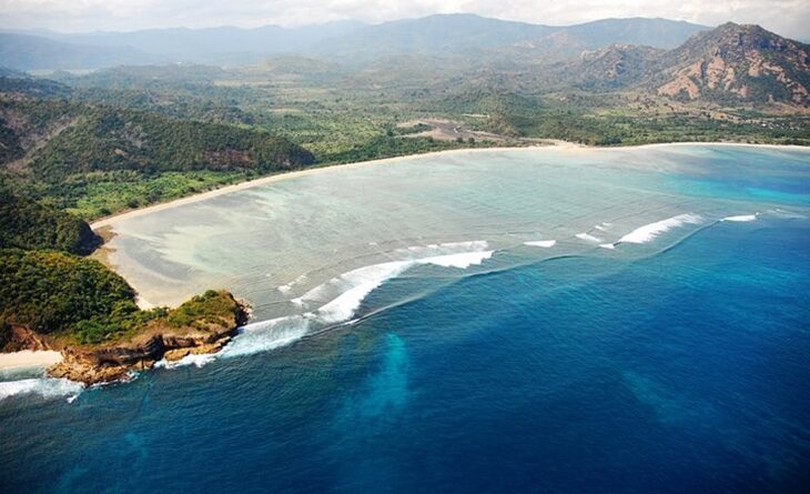 Pantai Jelenga Surga Peselancar Sumbawa