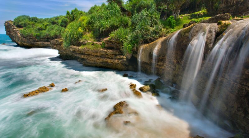 Pantai Jogan Eksotis Bersamaan Air Terjun