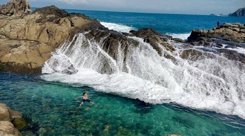 Pantai Wediombo Kolam Alami Dari Selatan Jawa