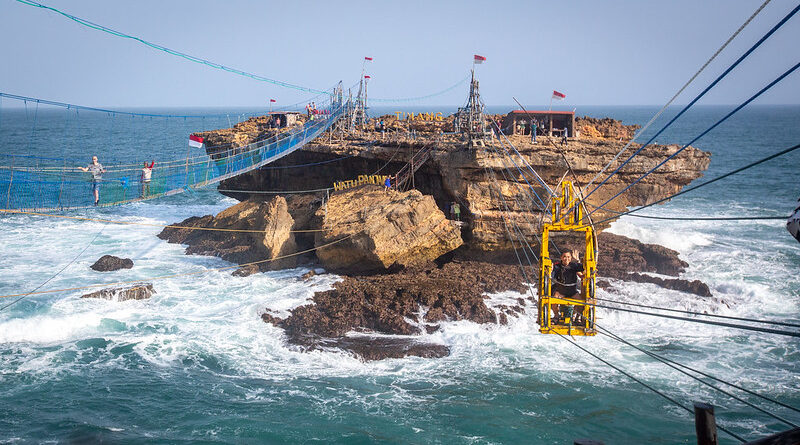 Pantai Timang Memacu Adrenalin Gondola Kayu