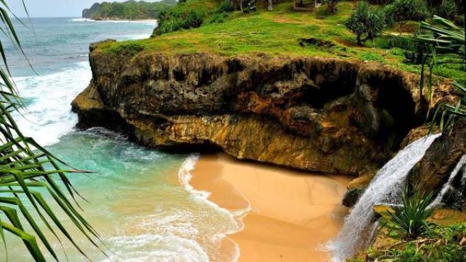 Pantai Banyu Tibo Gunung Kidul