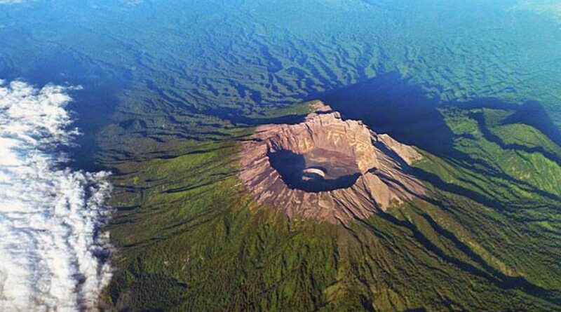 Penjelajah Gunung Raung yang Terkenal Ekstrem