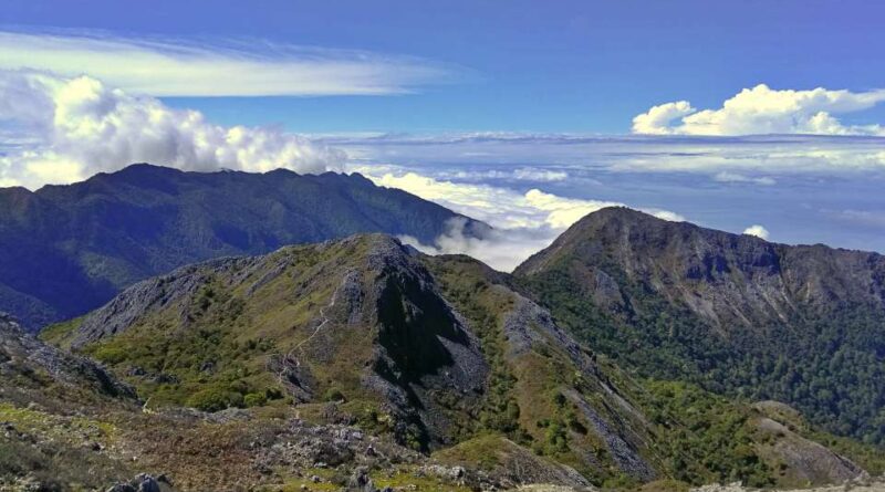 Keindahan Gunung Binaiya Wajib Masuk List Liburanmu